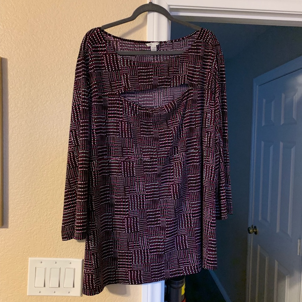 Patterned long sleeve blouse.